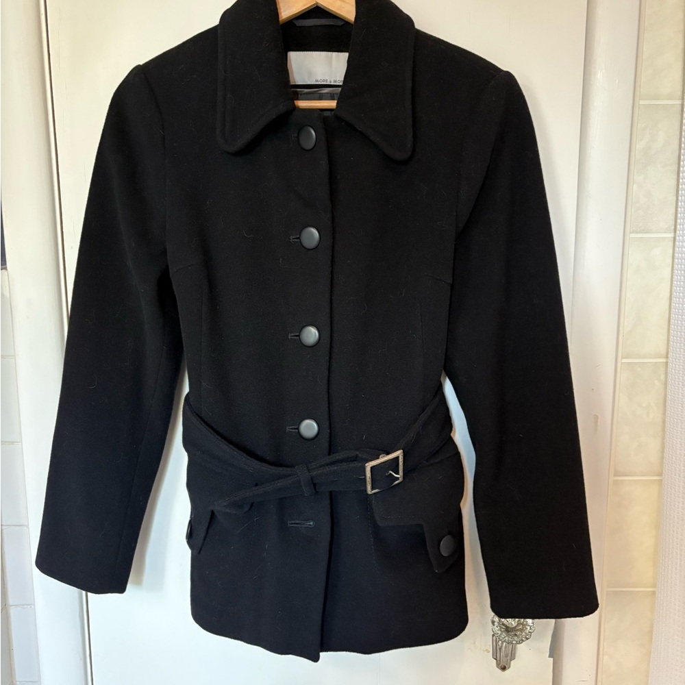 Wool belted pea coat. Buttoned flap pockets